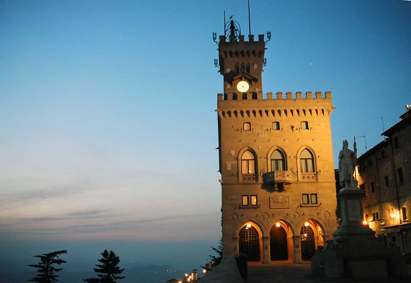 Сан марино буквы. Правительственный дворец Сан Марино. Палаццо публико Сан-Марино. Сан-Марино (город). Сан-Марино 9 замков.